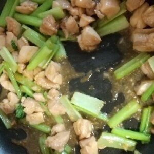 鶏むね肉と小松菜のガリバタ炒め